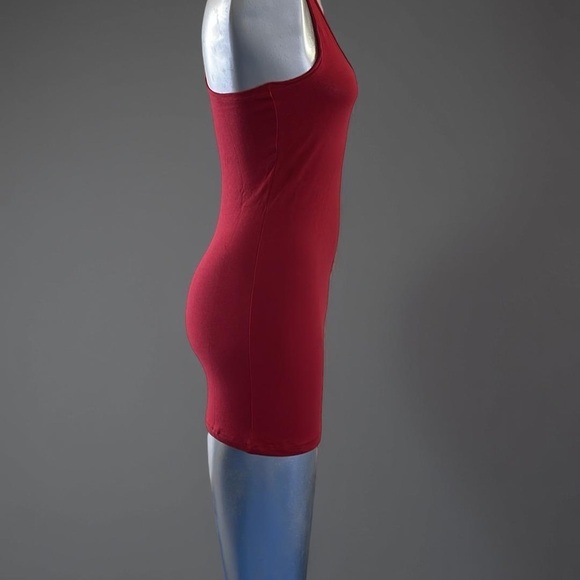 Red Sleeveless Women's Top Size S, M, L - Picture 2 of 4